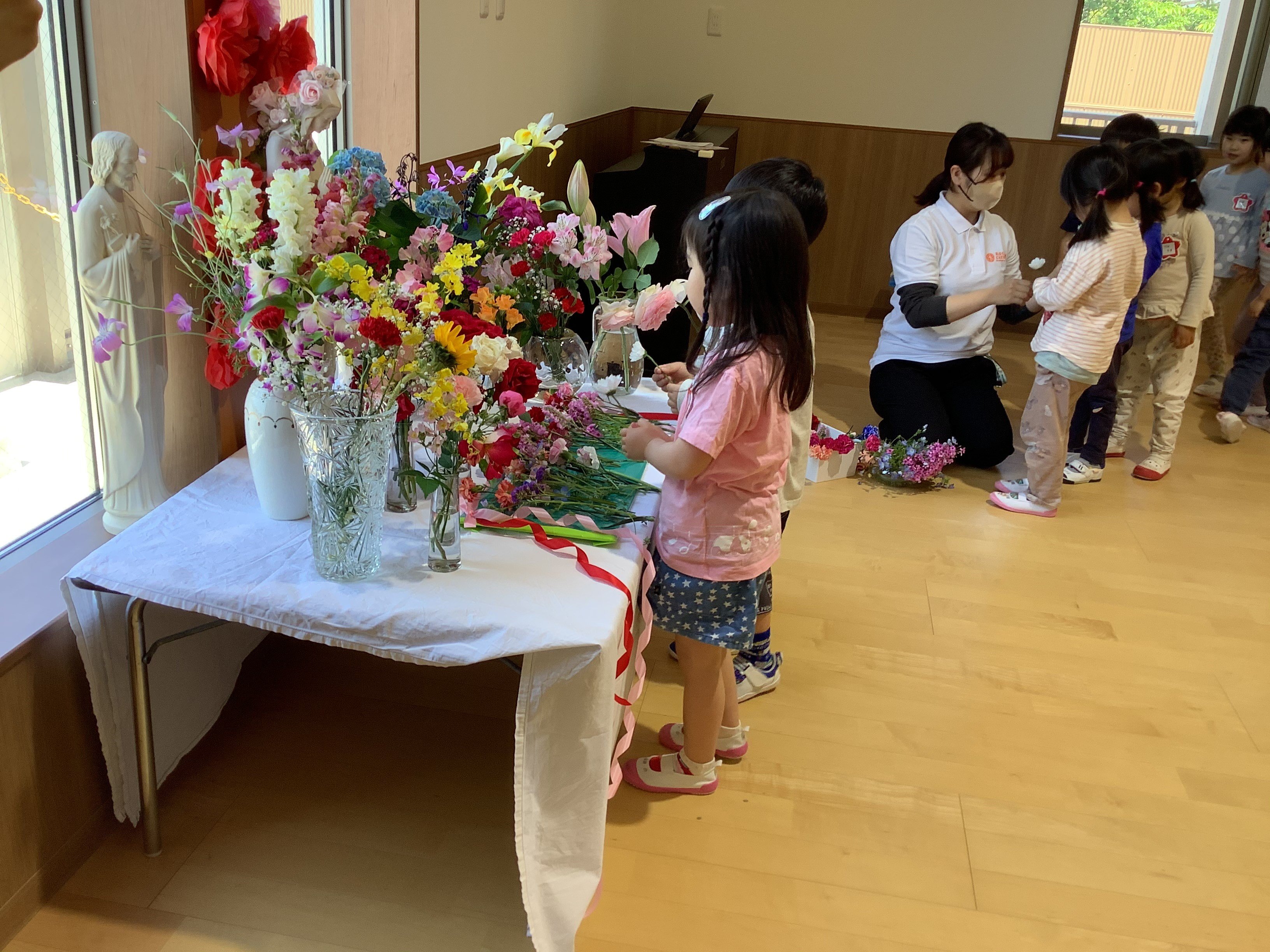 幼児お花捧げる2.jpg