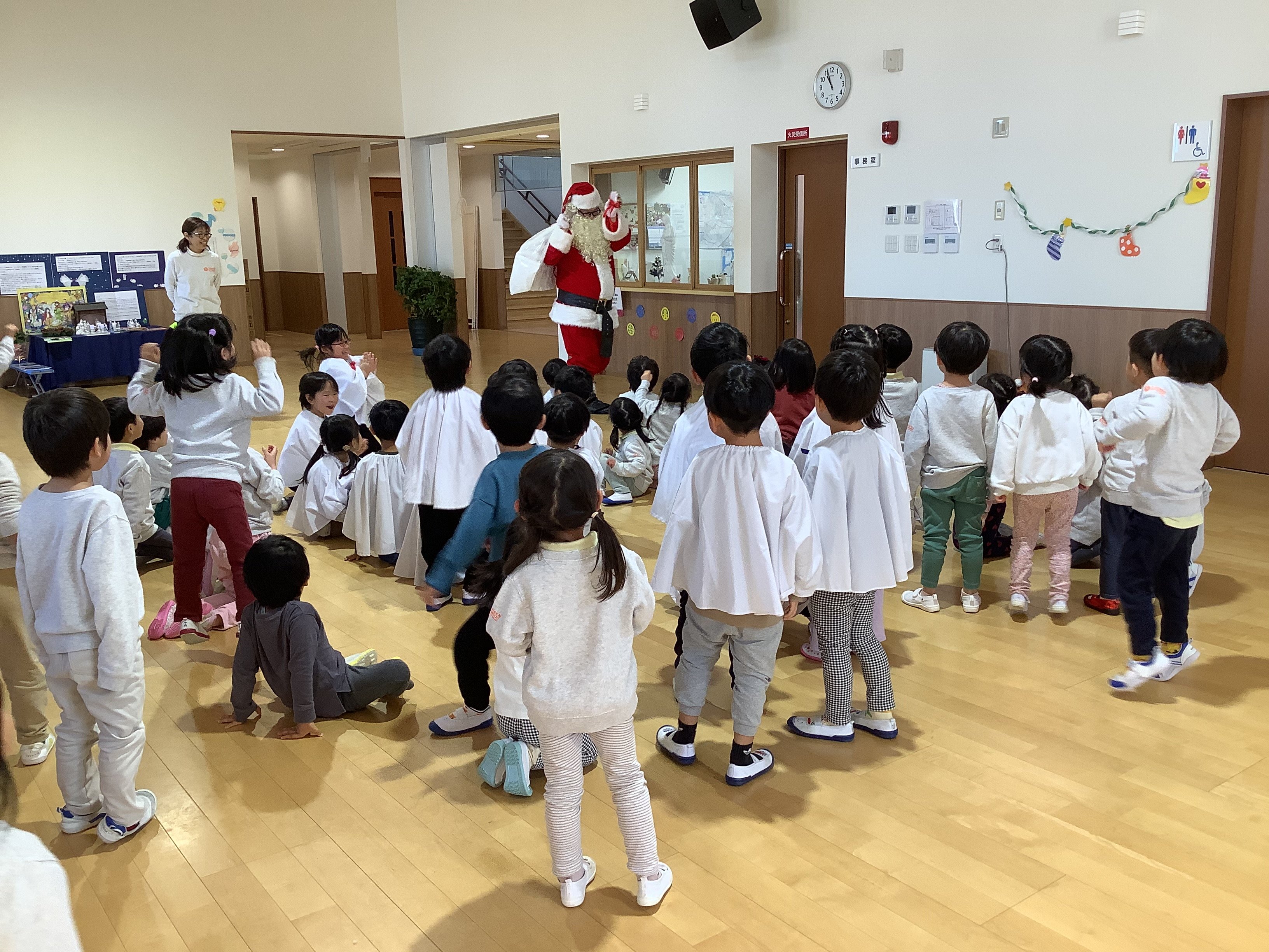 幼児サンタさん登場.jpg